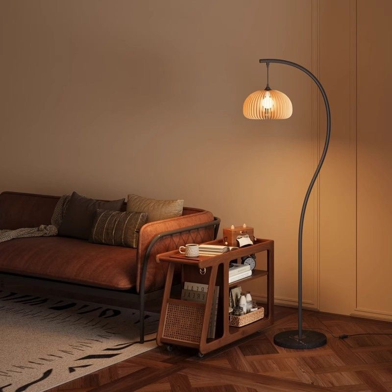 Vintage-style S-shaped floor lamp, popular pumpkin lamp next to living room sofa, American retro style, bedside atmosphere, standing lamp.
