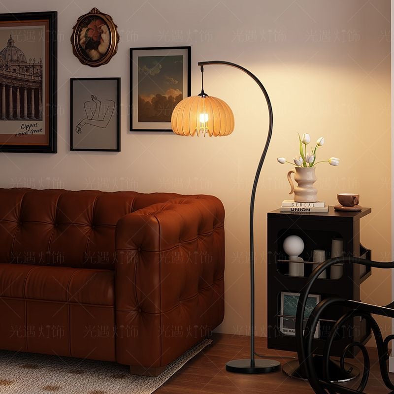 Vintage-style S-shaped floor lamp, popular pumpkin lamp next to living room sofa, American retro style, bedside atmosphere, standing lamp.