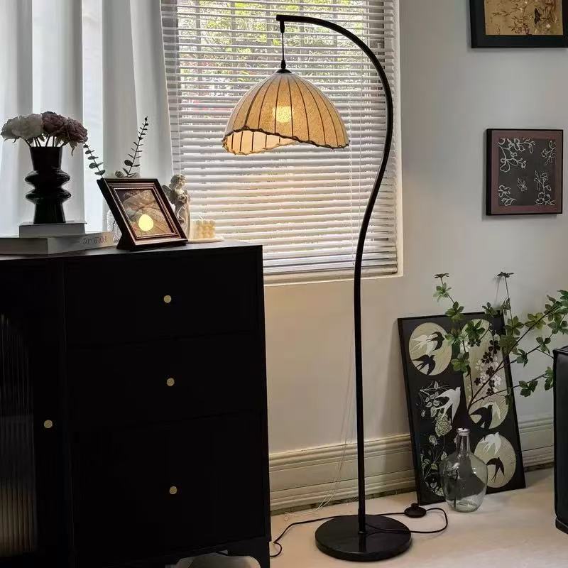 Antique-style crescent moon irregular floor lamp, a popular choice for home, hotel, and fishing lamps, new style, high-end atmosphere, bedroom, and high-value.
